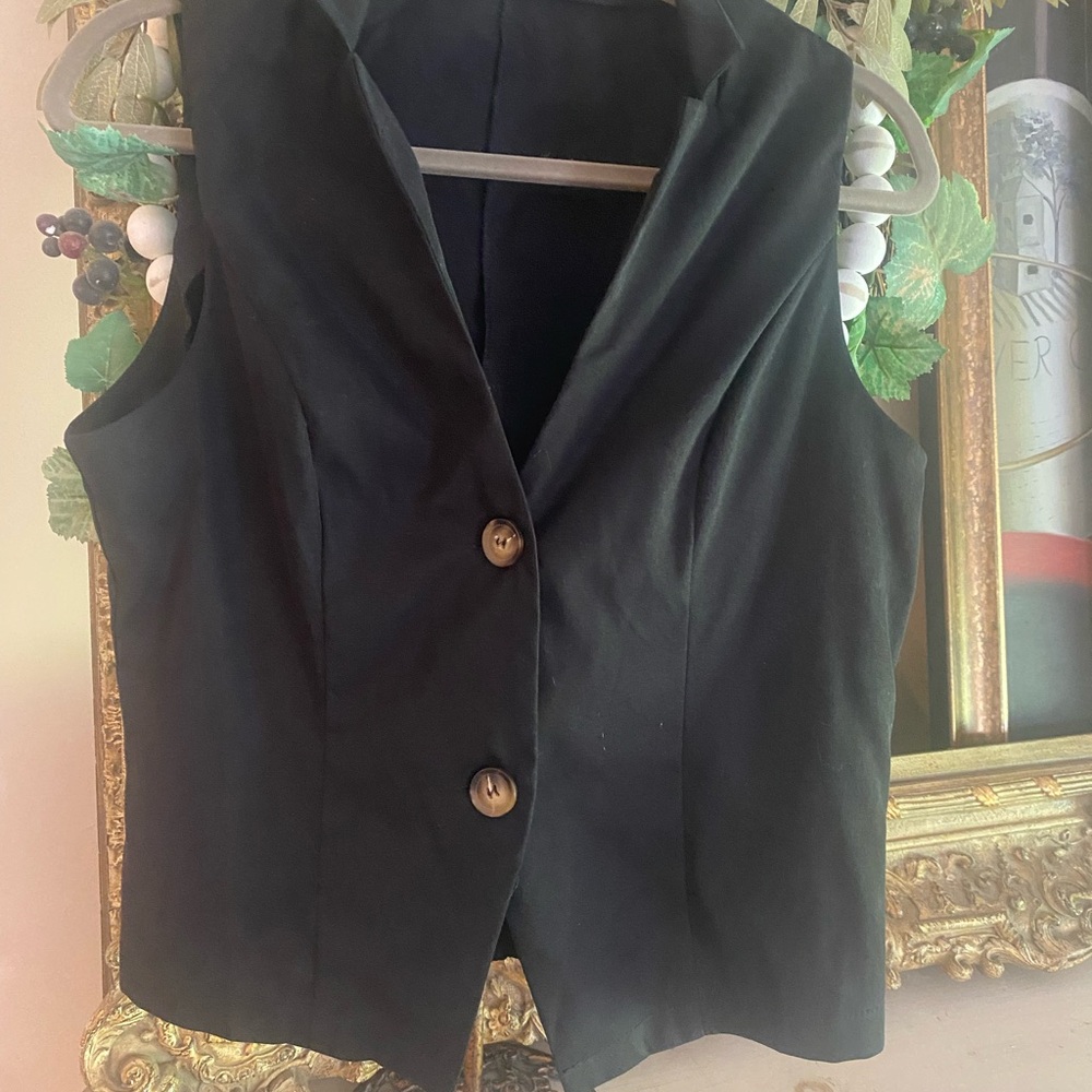 Black Sleeveless Women's Vest